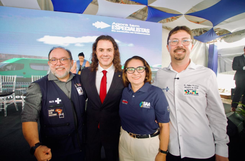  Prefeitos agradecem articulação de Veneziano durante entrega de 118 veículos para assistência à saúde na Paraíba