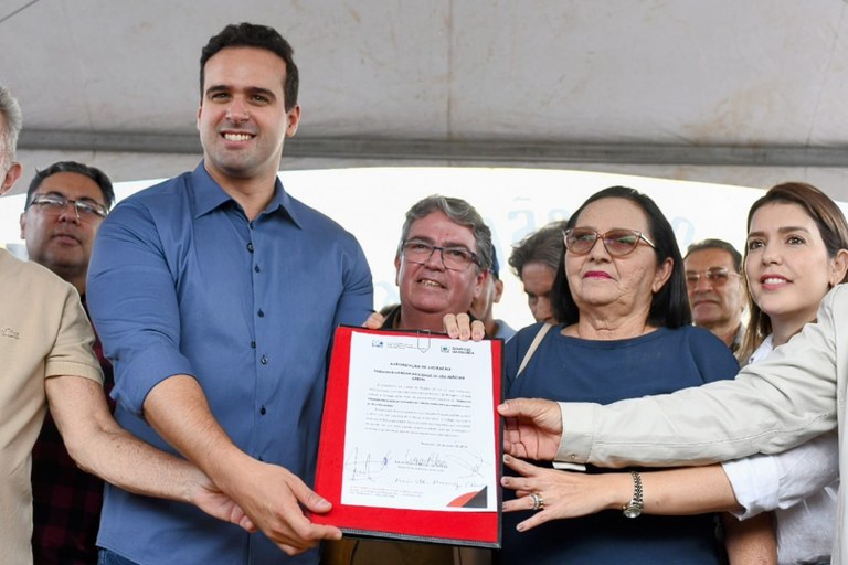  Em São João do Cariri, Lucas Ribeiro entrega pavimentação de ruas e anuncia início da construção da estrada ligando o município a Parari