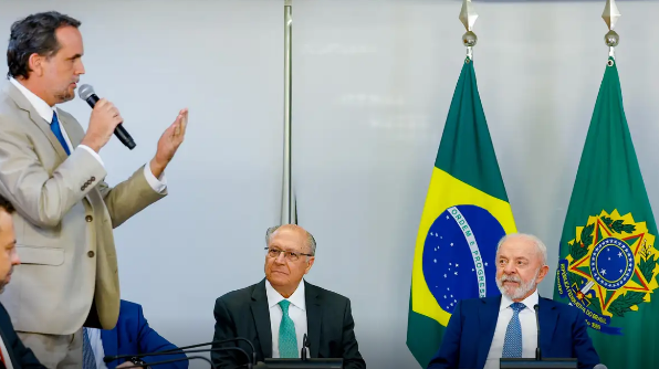  Lula assina MP que acaba com imposto sobre compras internacionais de até US$ 50
