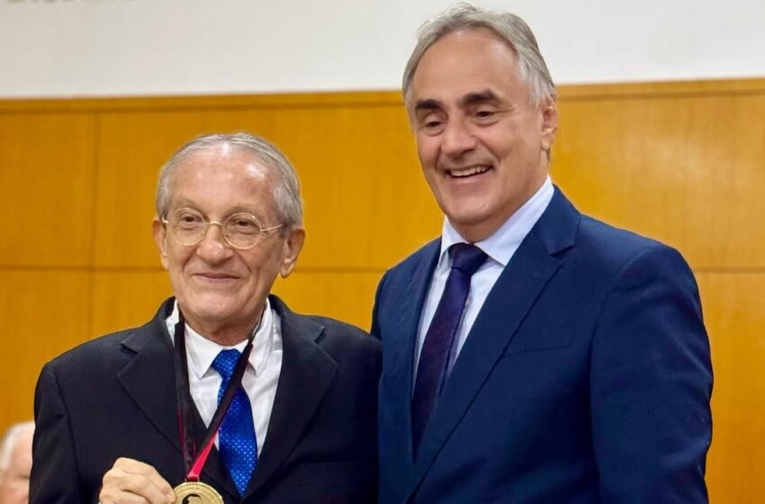  José Mário Espínola recebe Medalha Napoleão Laureano em homenagem à trajetória na medicina