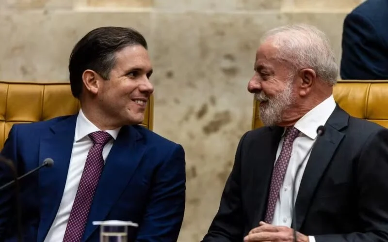  Hugo Motta se aproxima de Lula e atua para reduzir tensão com Alcolumbre