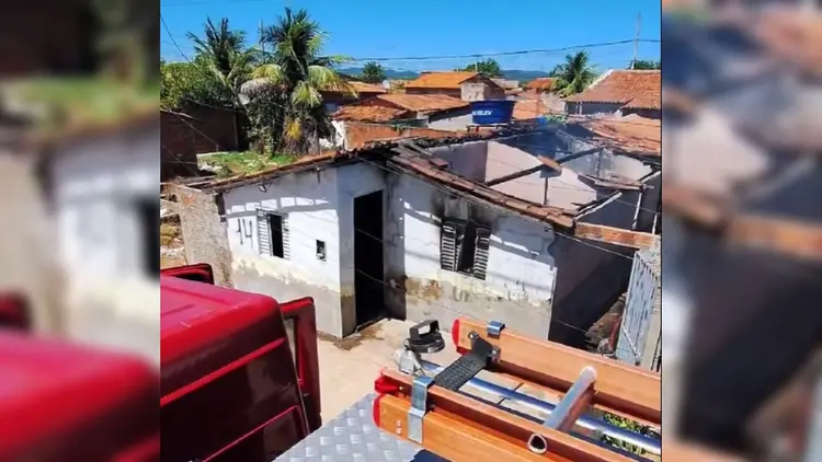  Incêndio atinge residência e destrói três cômodos em Sousa, no Sertão da Paraíba