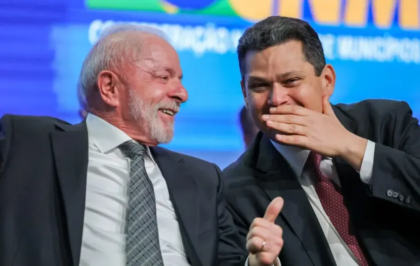  Crise entre Lula e Alcolumbre teria começado após impasse sobre investigações no caso Master, aponta jornal
