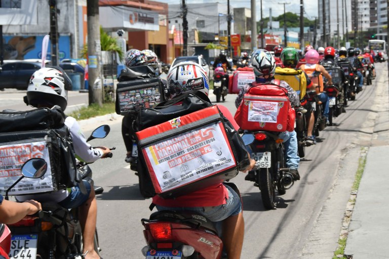  Motoboys realizam protesto em João Pessoa após discussão sobre pagamento de entrega