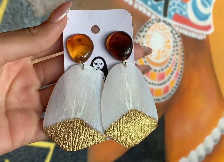  Sereias da Penha transformam escamas e conchas em arte, moda e acessórios