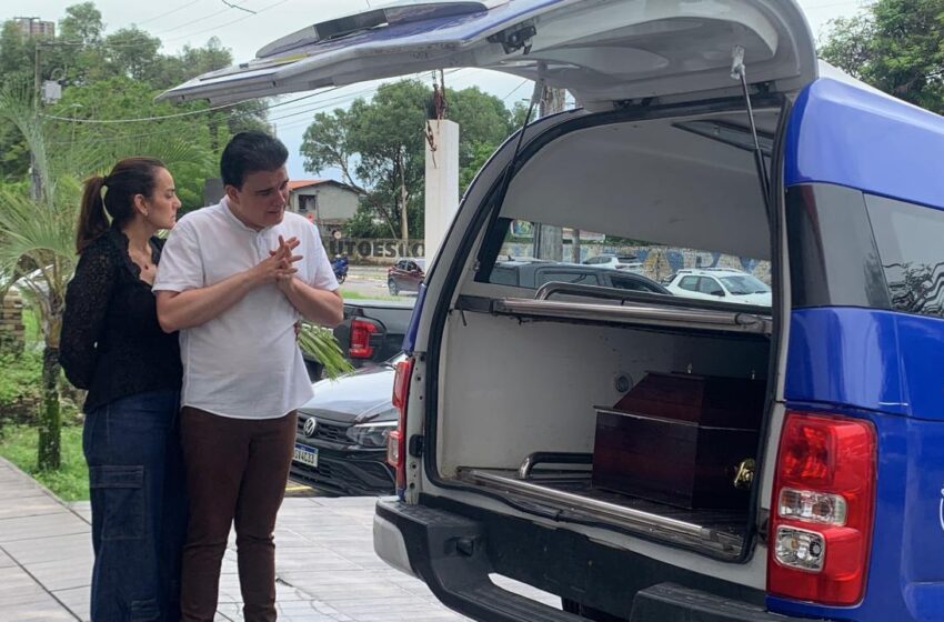  Emocionados, Alex Filho ao lado da sua esposa Karina Costa, prestam última homenagem a amiga Thereza Madalena