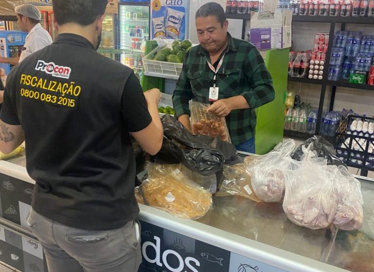  Procon-JP apreende mais de 300 espetinhos de carne durante fiscalização em padaria