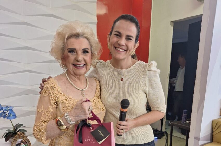  Momento marcante entre Karina Costa e Thereza Madalena no último Dia das Mães da apresentadora na TV; veja vídeo.