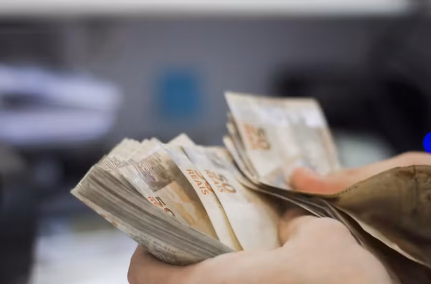  Abono Salarial de até R$ 1.621 é pago a mais de 4,5 milhões de trabalhadores nesta sexta-feira (15)