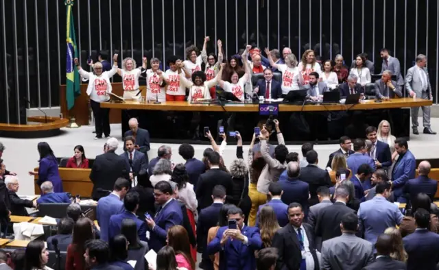  Proposta do fim da escala 6×1 é aprovada e segue para o Senado