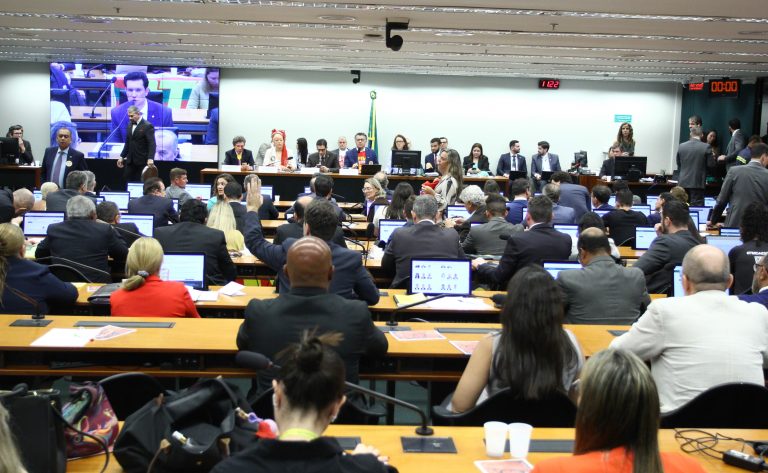  Comissão da Câmara aprova PEC que reduz jornada de trabalho e acaba com escala 6×1