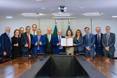  Lula assina medida provisória que zera imposto federal da ‘taxa das blusinhas’