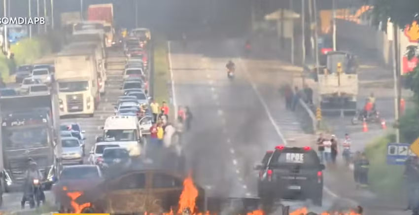  Manifestantes interditam BR-230 após morte de jovem em ação policial no Cristo