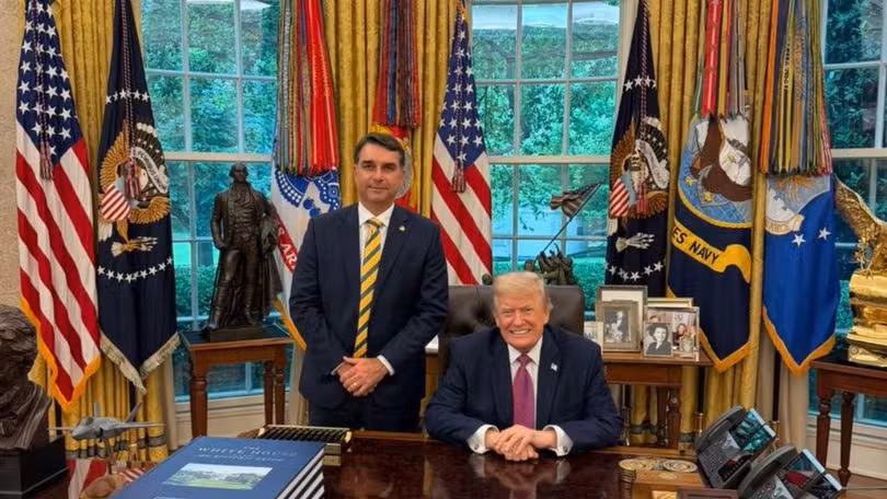  Flávio Bolsonaro divulga foto com Trump após encontro na Casa Branca