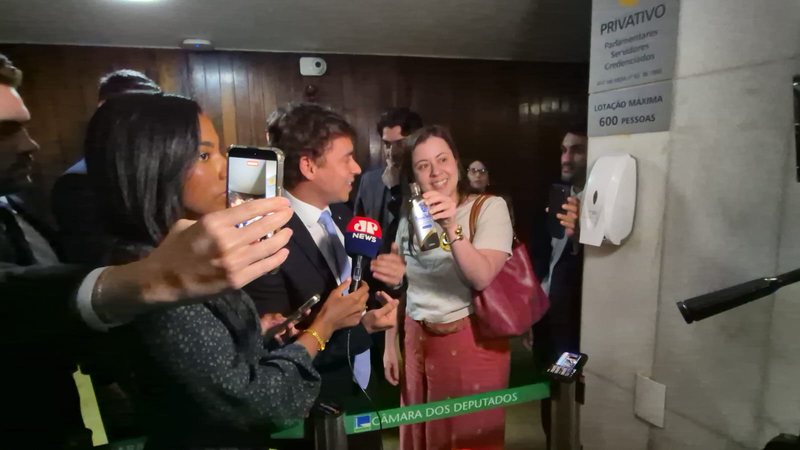  Sâmia Bomfim entrega “óleo de peroba” a Nikolas Ferreira durante debate sobre fim da escala 6×1