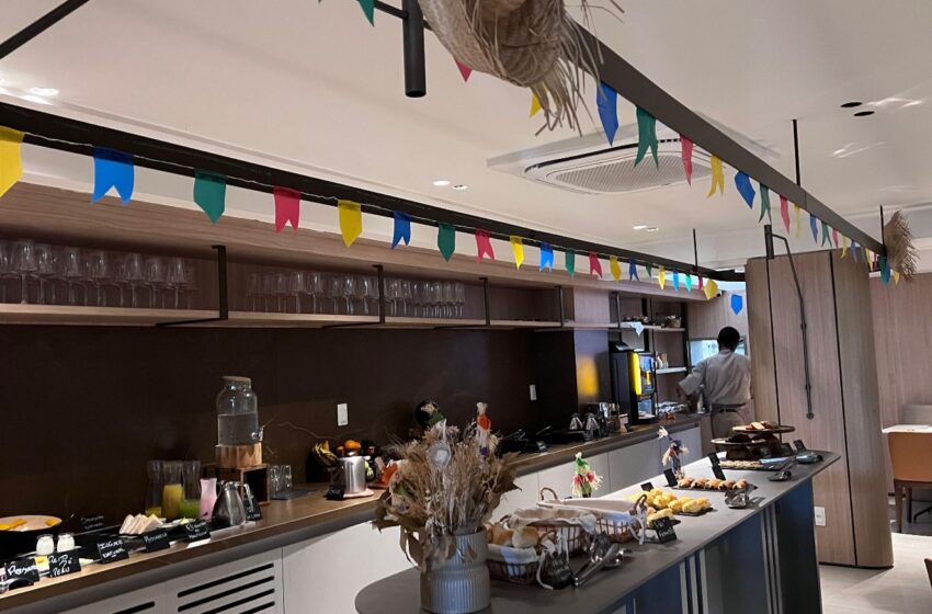  Hotel HCM celebra o São João com café da manhã temático e sabores da tradição nordestina
