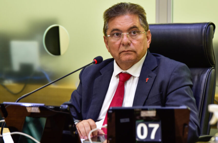  Adriano Galdino avalia que Efraim Filho enfrenta limite eleitoral ligado ao bolsonarismo na Paraíba