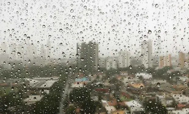  Frente fria avança pelo Sul e Sudeste enquanto chuva se espalha por parte do país nesta segunda-feira (15)