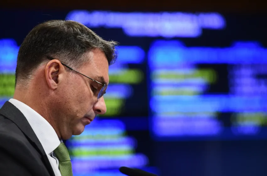  Flávio Bolsonaro pede que Mendonça assuma ação sobre “Dark Horse”
