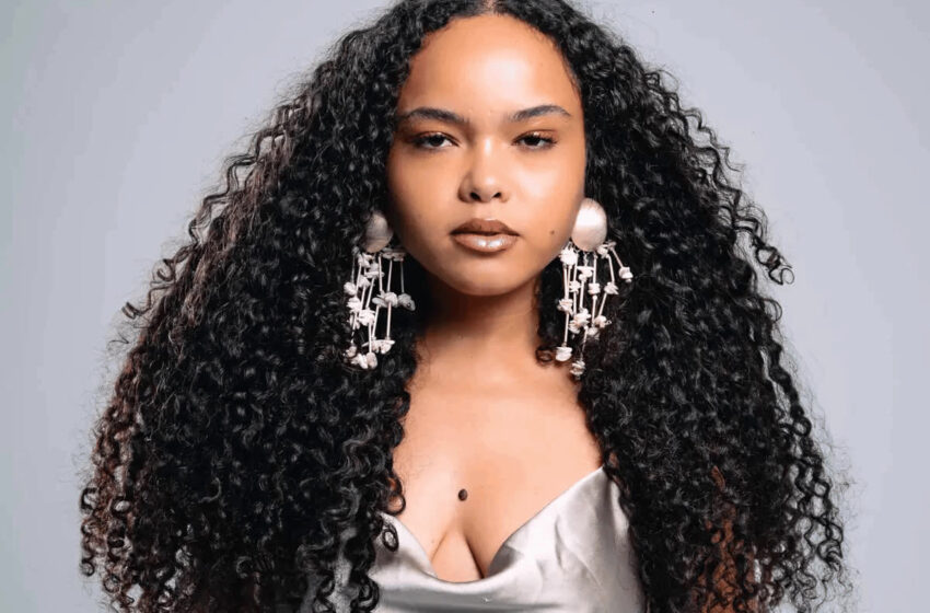  Com música inédita de Joyce Alane e reality vertical, Riachuelo amplia presença no São João e reafirma a cultura brasileira como pilar da marca