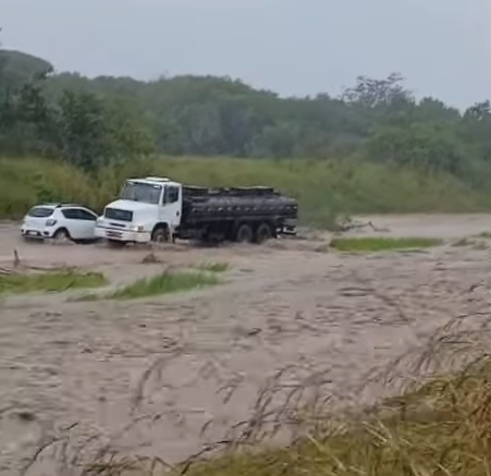  Rompimento de barragem provoca alagamento na BR-101 sentido Alhandra–Recife e deixa trânsito lento