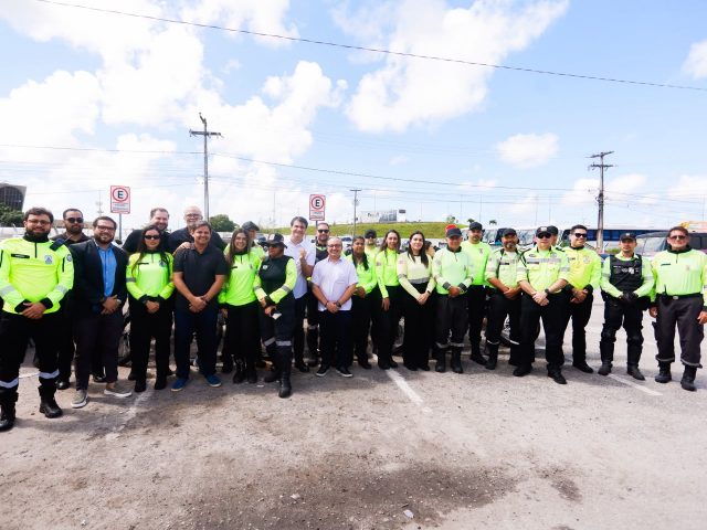  Leo Bezerra entrega fardamento para os agentes de mobilidade urbana e novos veículos para a Semob-JP