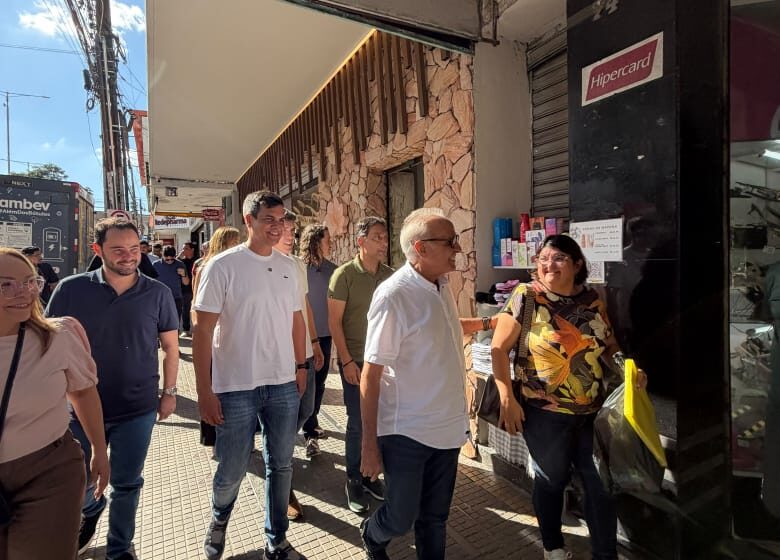  Cícero Lucena visita comércio de Campina Grande, defende parceria permanente do Governo do Estado com a cidade e destaca incentivo ao empreendedorismo