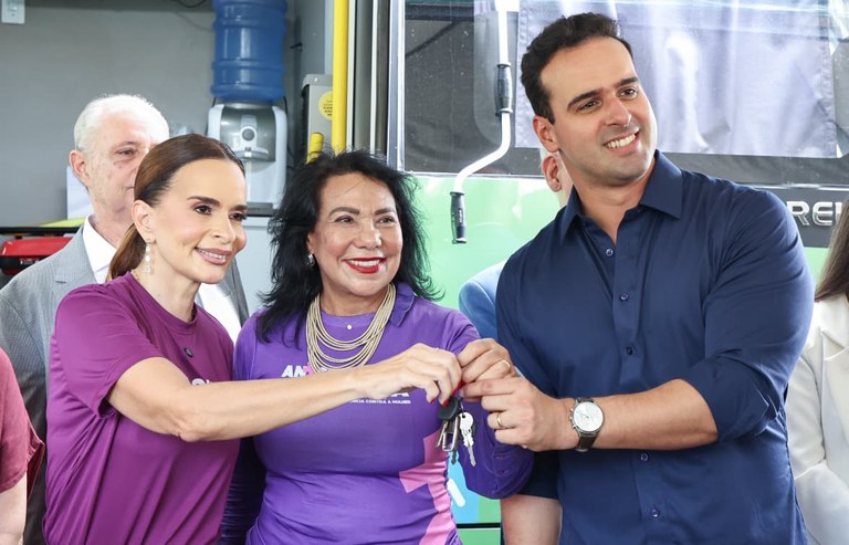  Governador participa da entrega de micro-ônibus do programa Antes Que Aconteça e destaca queda de 36,8% nos feminicídios na Paraíba