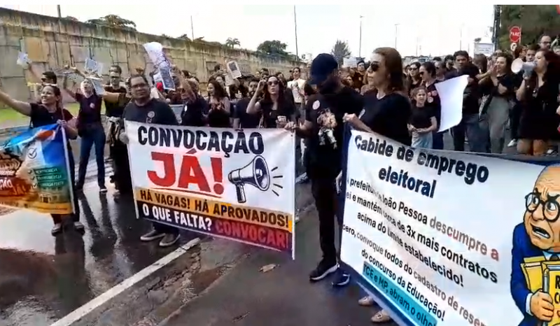  Concursados da Educação protestam em João Pessoa e cobram convocação imediata pela Prefeitura