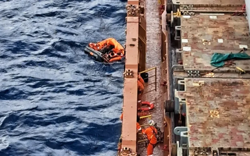 Seis tripulantes são resgatados após naufrágio de embarcação que saiu de Cabedelo rumo a Fernando de Noronha