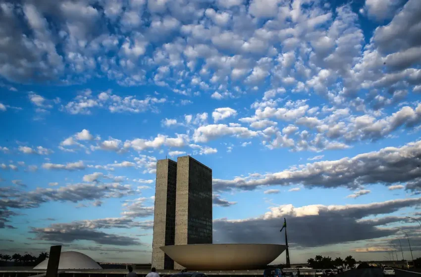  Congresso inicia semana com pressão sobre PEC que acaba com escala 6×1