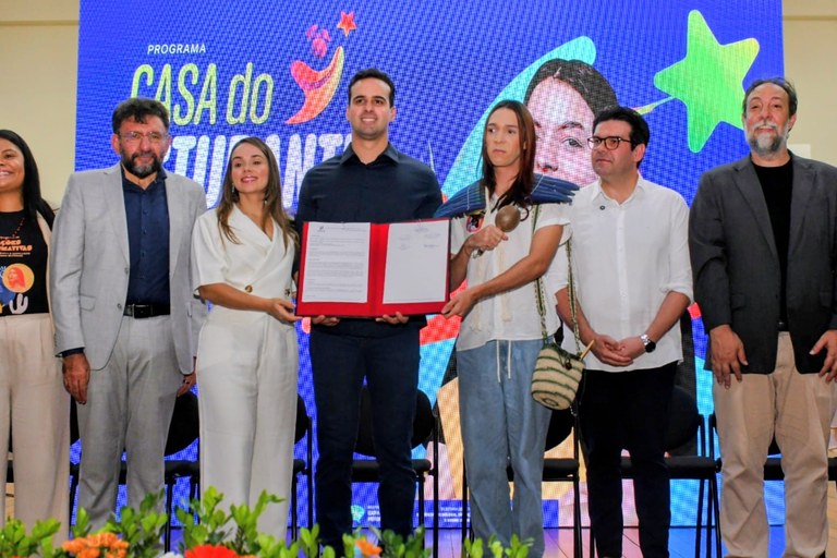  Governador Lucas Ribeiro institucionaliza programa da Casa do Estudante e amplia assistência estudantil com investimento de R$ 12 milhões