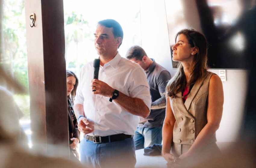  Esposa de Flávio Bolsonaro voltou ao centro das discussões da campanha após ser citada em investigação arquivada