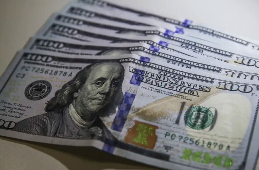  Dólar sobe com pressão de tarifas dos EUA sobre o Brasil e avanço do petróleo em meio a tensões no Oriente Médio