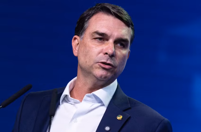  Flávio Bolsonaro acusa Dino de atuar em defesa de Lula e pede suspensão de decisão no STF