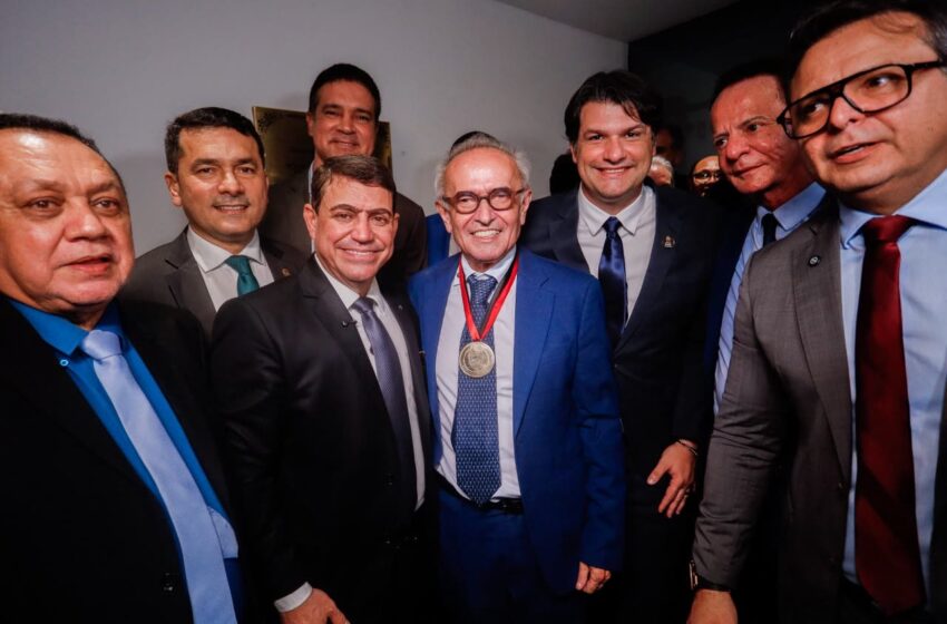  Câmara Municipal concede medalha Cidade de João Pessoa a Cícero Lucena durante inauguração da nova sede
