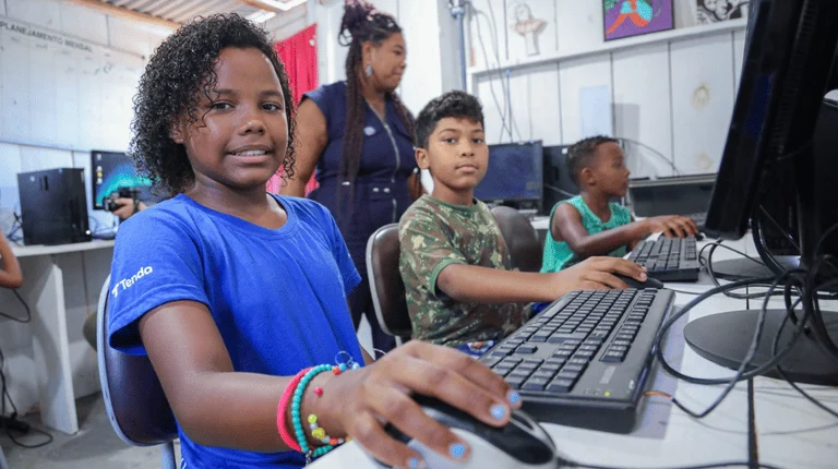  Inclusão digital pela metade: acesso à internet cresce, mas desigualdade limita oportunidades no Brasil