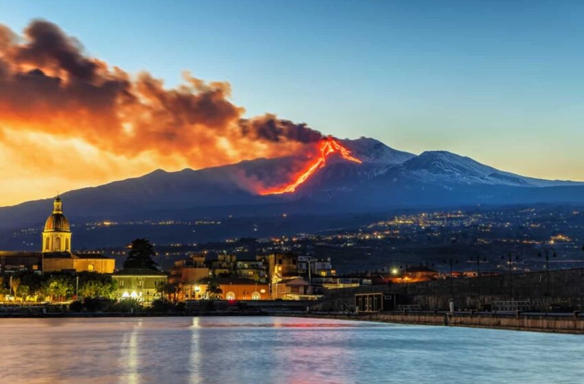  Erupção do Monte Etna interrompe operações em aeroporto da Sicília e provoca cancelamentos de voos