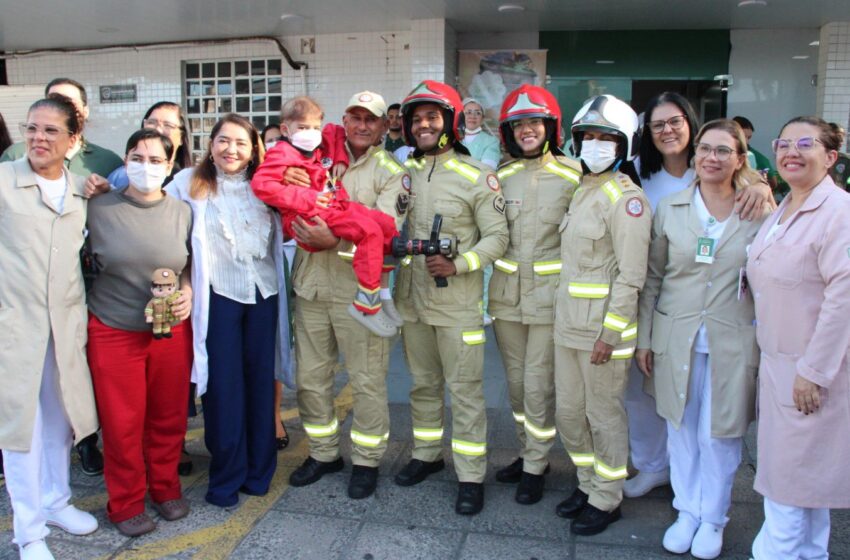  Hospital Pediátrico da Unimed JP realiza sonho de menino internado que deseja ser bombeiro