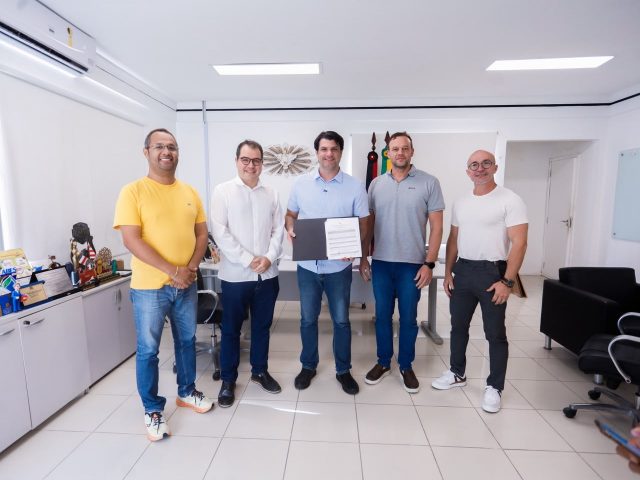  Leo Bezerra assina termo de posse de terreno que abrigará a ‘Casa da Orla’ em João Pessoa