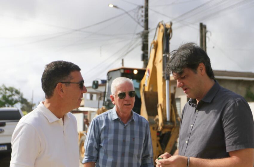  Leo Bezerra acompanha obras de pavimentação, drenagem e educação no bairro das Indústrias