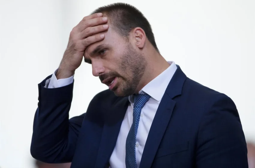  PF conclui processo e decide pela demissão de Eduardo Bolsonaro por abandono de cargo