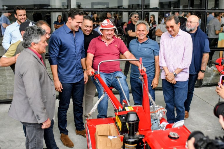  Governador Lucas Ribeiro entrega 174 microtratores e destaca aprovação de mais de R$ 400 milhões para a agricultura familiar