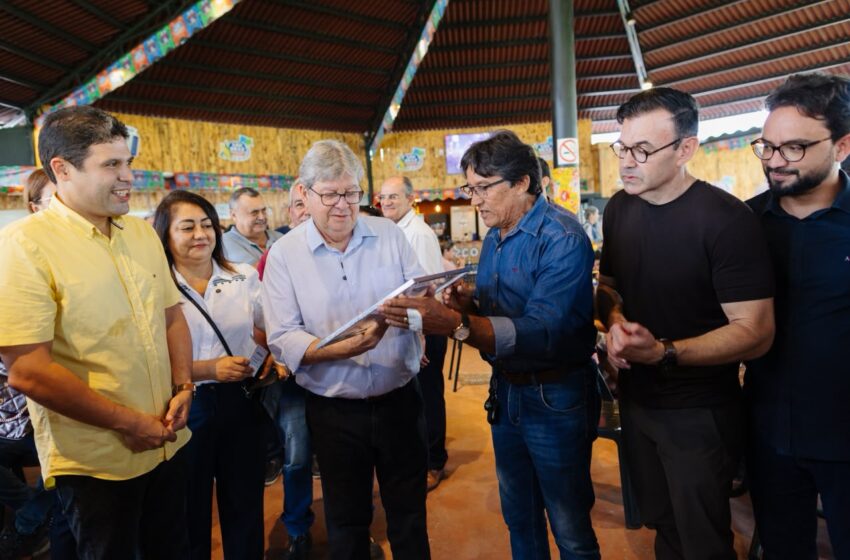  João Azevêdo recebe apoio de 7 vereadores de oposição durante agenda política em Guarabira