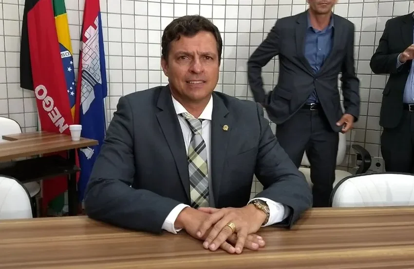  Ex-prefeito de Cabedelo tem casa de veraneio invadida; documentos, eletrônicos e arma são furtados