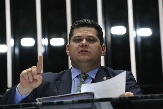  Alcolumbre retoma tramitação de PECs sobre fim da escala 6×1 e segurança após encontro com Lula