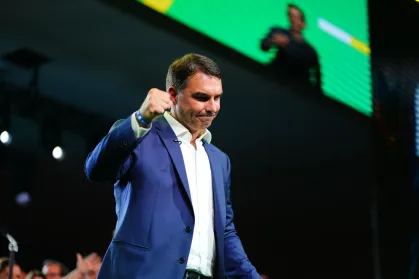  Flávio Bolsonaro leva ao TSE questionamento sobre anúncio de canetas emagrecedoras por Lula
