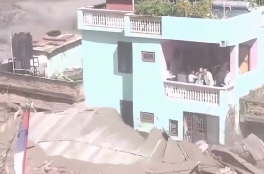  Casa permanece de pé durante forte enxurrada no Nepal e impressiona nas redes sociais
