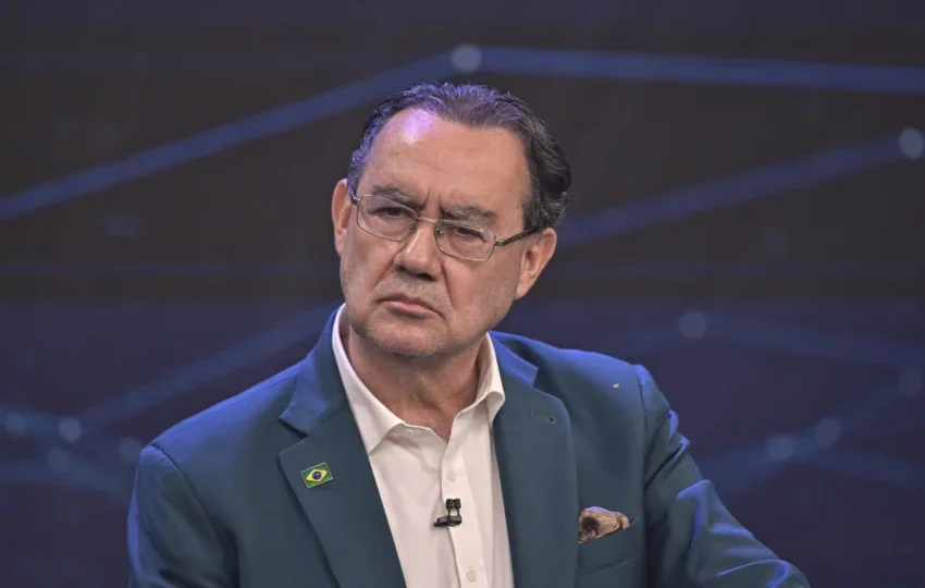  Cury sobe 9 pontos em uma semana e forma uma onda nunca vista. Tudo aconteceu depois do debate e o escritor se torna ameaça real a Flávio e Lula se a onda não parar. Entenda