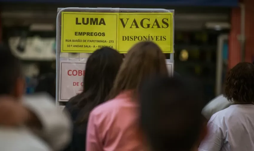  Brasil vive menor taxa de desemprego da história- Governo Lula celebra  Entenda os números
